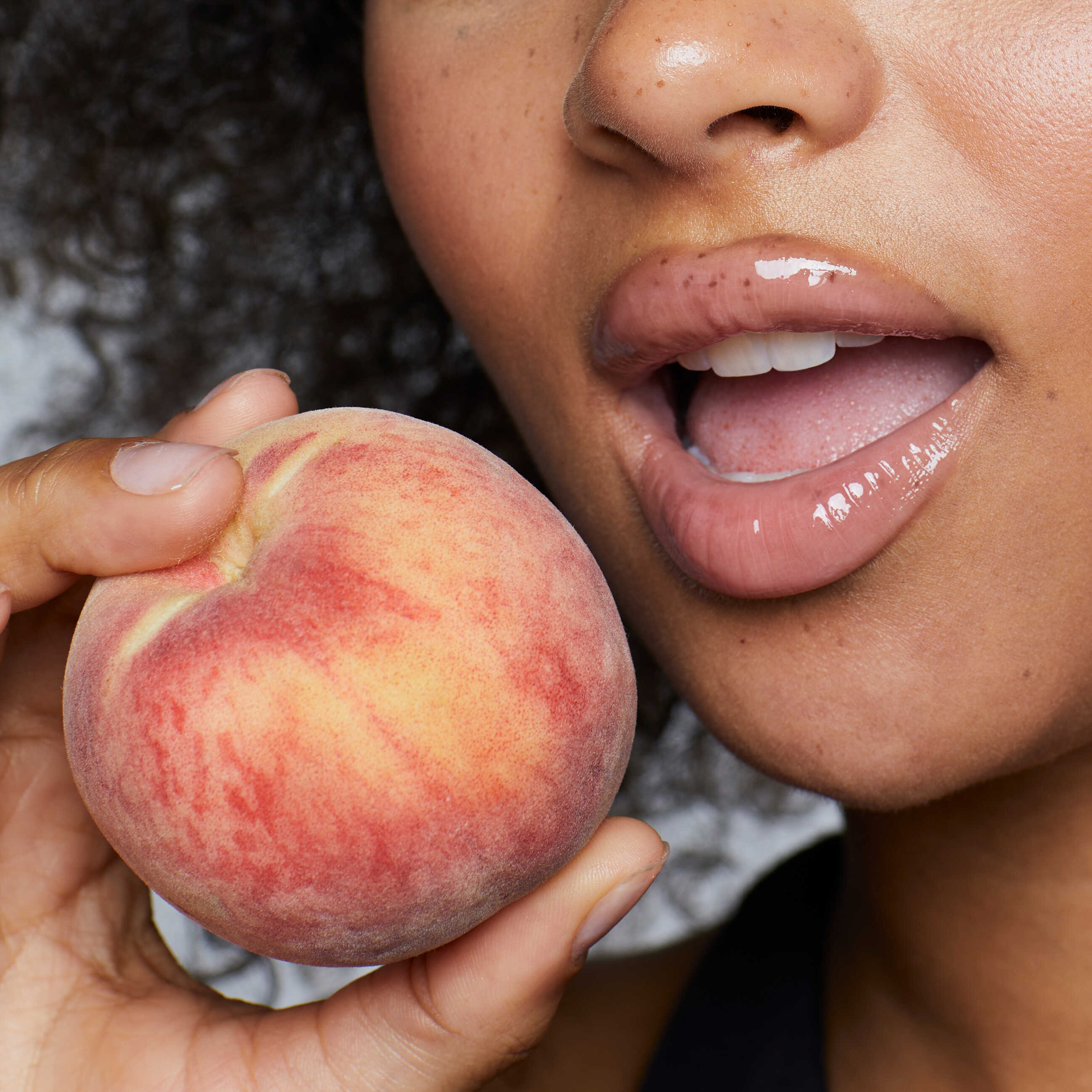 Glowy Lip Oil Peach Pink